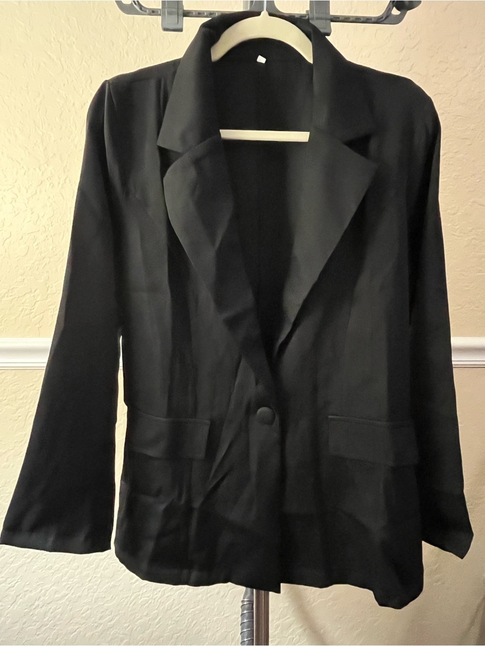 Classic Black Women's Sleek Tailored Suit - Picture 2 of 6